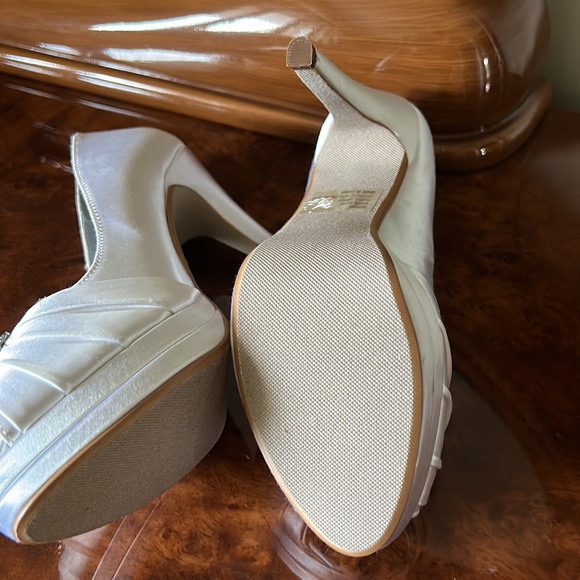 Bridal shoes white satin never worn size 7 durables - Picture 3 of 3